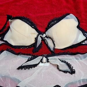 Vintage Courtworth Paris bra (US 34B) and panty (L)set.  Made in Italy
